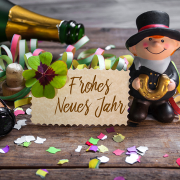 Silvesterkarte mit Konfetti, Kleeblatt und Schornsteinfeger - © Stockwerk-Fotodesign - stock.adobe.com
