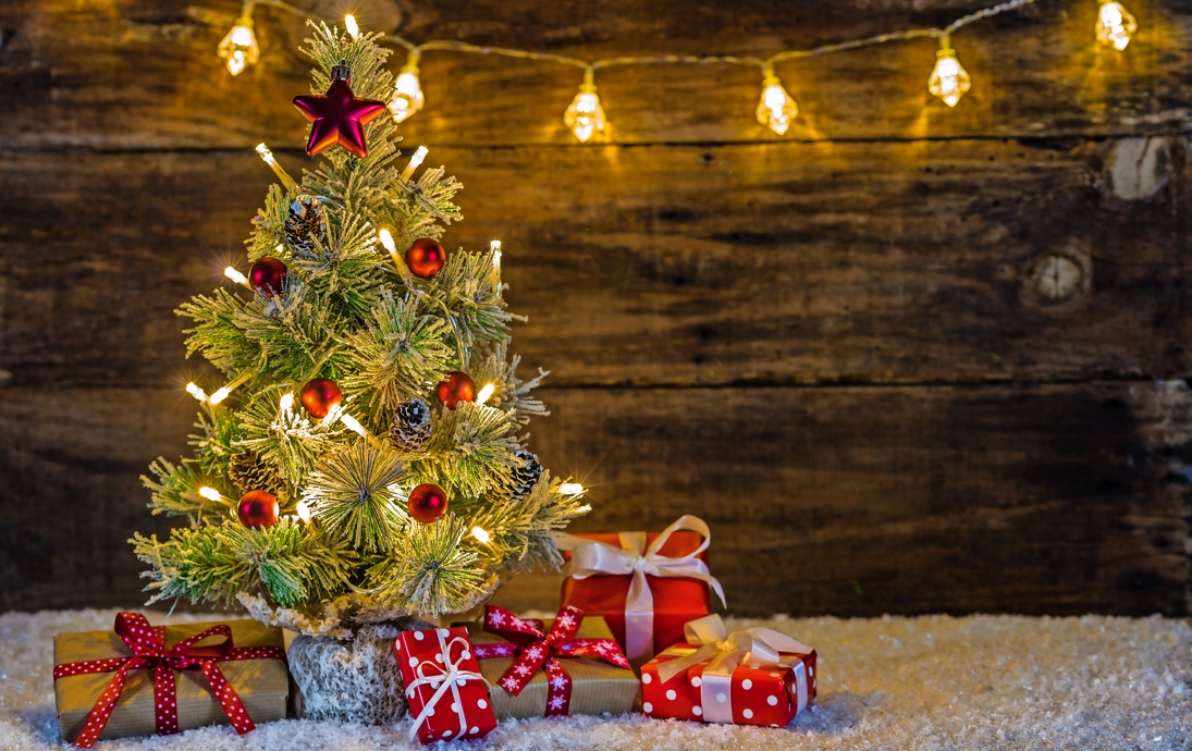 Weihnachtsbaum mit Schnee Lichter und Geschenke