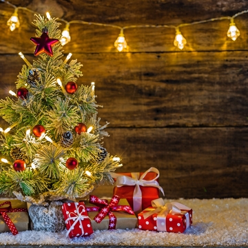 Weihnachtsbaum mit Schnee Lichter und Geschenke - © vulcanus - stock.adobe.com
