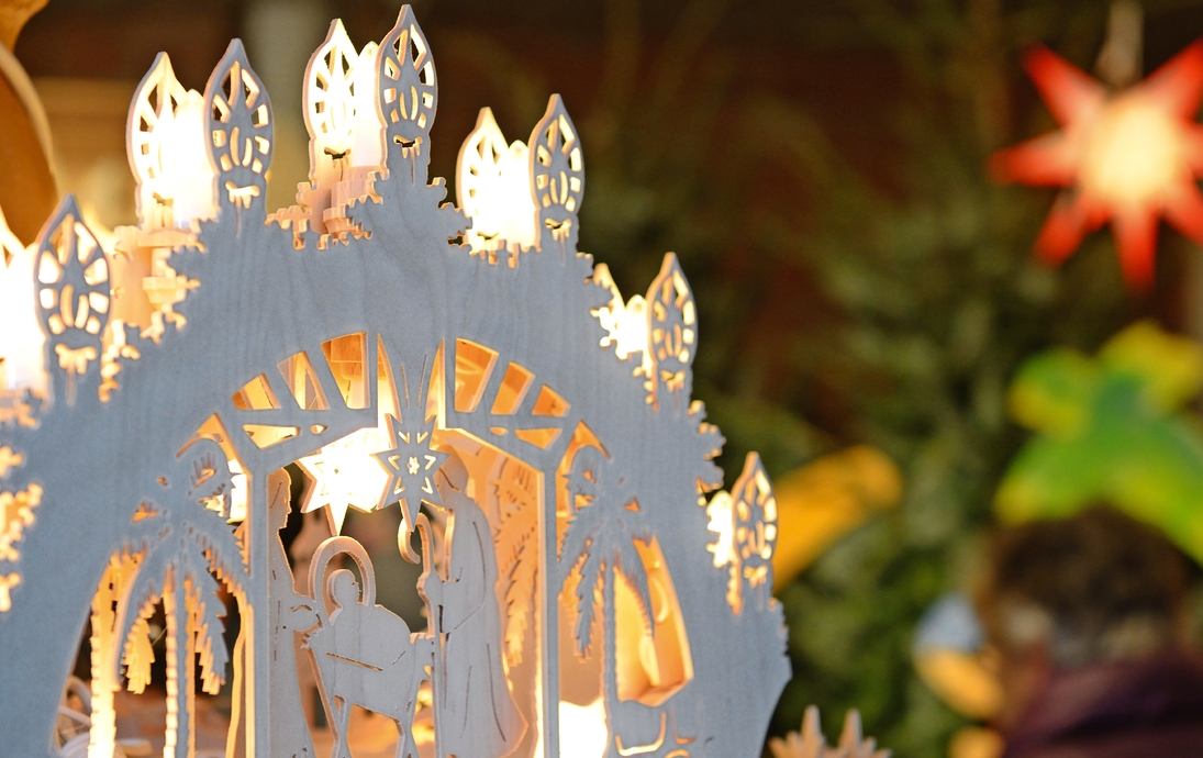 Schwibbogen mit Lichtern zur Weihnachtszeit