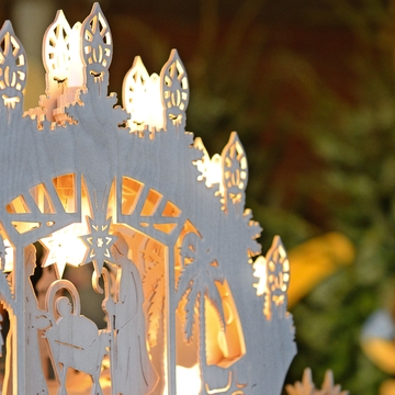 Schwibbogen mit Lichtern zur Weihnachtszeit - © Gerhard Seybert - stock.adobe.com