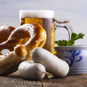Bayerische Weißwurst mit Bretzel und Bier
