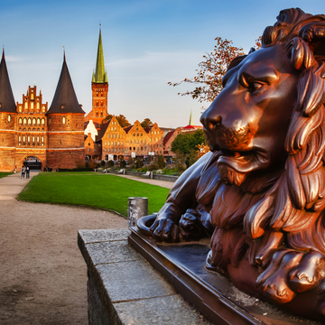 Lübecker Holstentor mit Löwe - © EKH-Pictures - stock.adobe.com