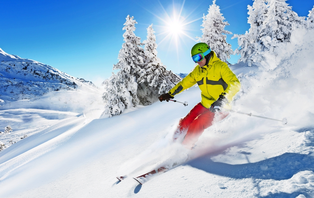 Skifahrer auf der Piste laufen bergab