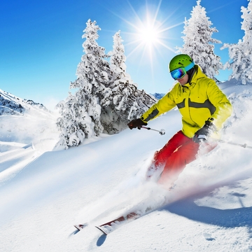 Skifahrer auf der Piste laufen bergab - © Jag_cz - Fotolia