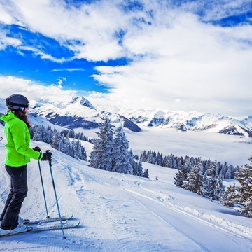 Skifahren in Kitzbühel Skigebiet in den Tiroler Alpen, Österreich