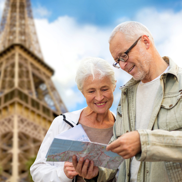 älteres Paar beim Sightseeing in Paris vor dem Eiffelturm - © Syda Productions - stock.adobe.com