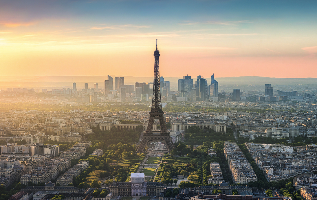 Panorama von Paris bei Sonnenuntergang mit Eiffelturm
