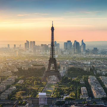 Panorama von Paris bei Sonnenuntergang mit Eiffelturm - © eyetronic - stock.adobe.com