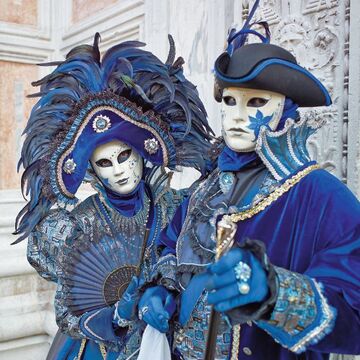 Person in Venetian costume attends Carnival of Venice. - © Lovrencg - Fotolia