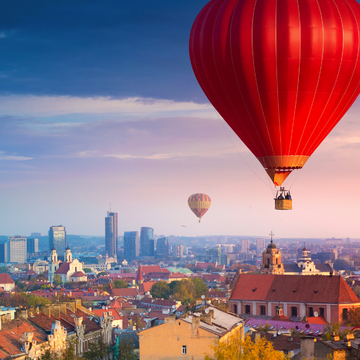 im Heißluftballon über Vilnius - © Aleh Varanishcha - stock.adobe.com