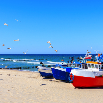 Fischerboote am Sandstrand von Chlopy - © pkazmierczak - stock.adobe.com