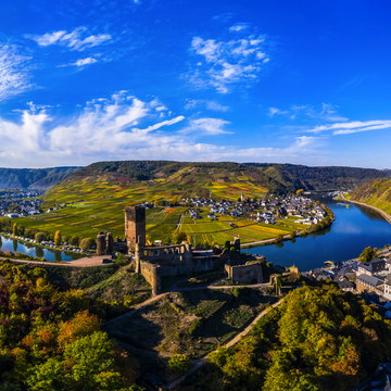 Ellenz-Poltersdorf mit Weinbergen und dem Schloss Metternich - © David Brown - stock.adobe.com