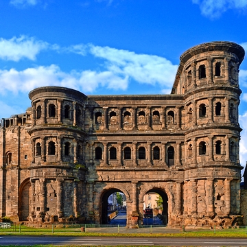 Porta Nigra: das schwarze Stadttor von Trier - © Stefan Krber - Fotolia