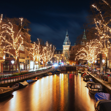 die Spiegelgracht in der Altstadt von Amsterdam mit dem Rijksmuseum im Hintergrund - © julia700702 - stock.adobe.com