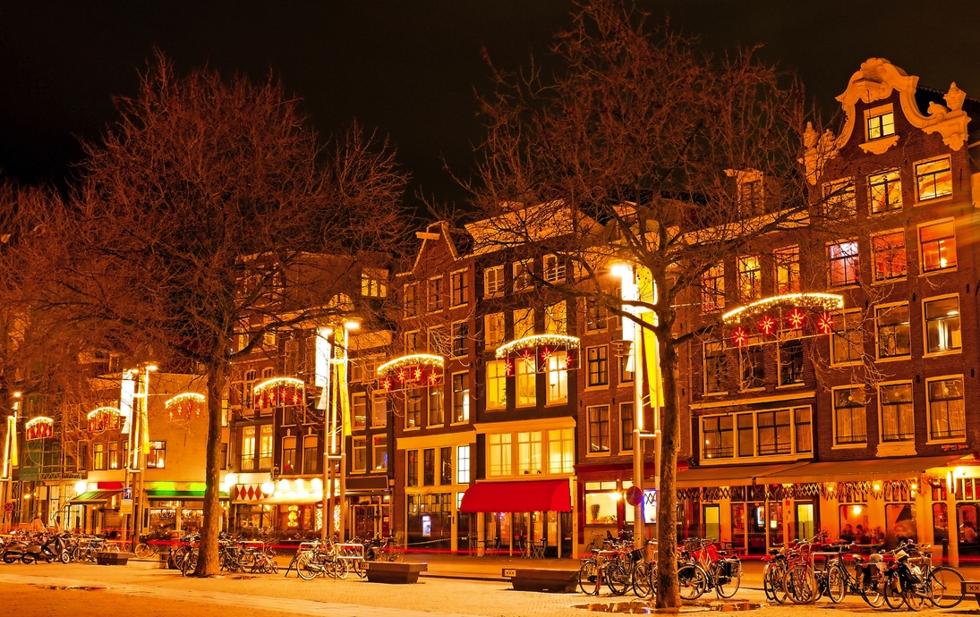 Amsterdam in der Nacht in der Weihnachtszeit in den Niederlanden
