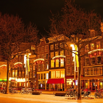 Amsterdam in der Nacht in der Weihnachtszeit in den Niederlanden - © Nataraj - Fotolia