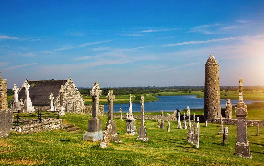 Kloster von Clonmacnoise mit Kreuzen und Gräbern
