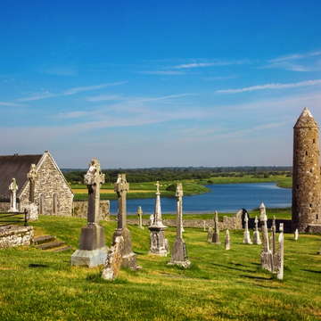 Kloster von Clonmacnoise mit Kreuzen und Gräbern - © Elena Schweitzer - stock.adobe.com