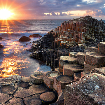 Sonnenuntergang am Giants Causeway - © aitormmfoto - stock.adobe.com