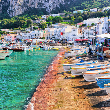 Boote im Hafen Marina Grande auf der italienische Insel Capri im Tyrrhenischen Meer - ©Roman Babakin - stock.adobe.com