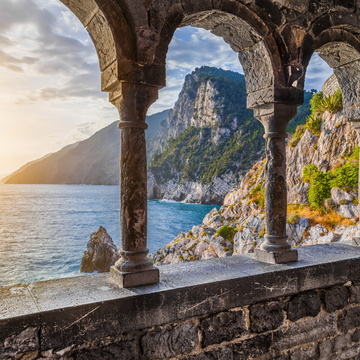 Blick auf das Meer durch die Burg und die gotische Kirche St. Peter Bögen in Porto Venere - © JFL Photography