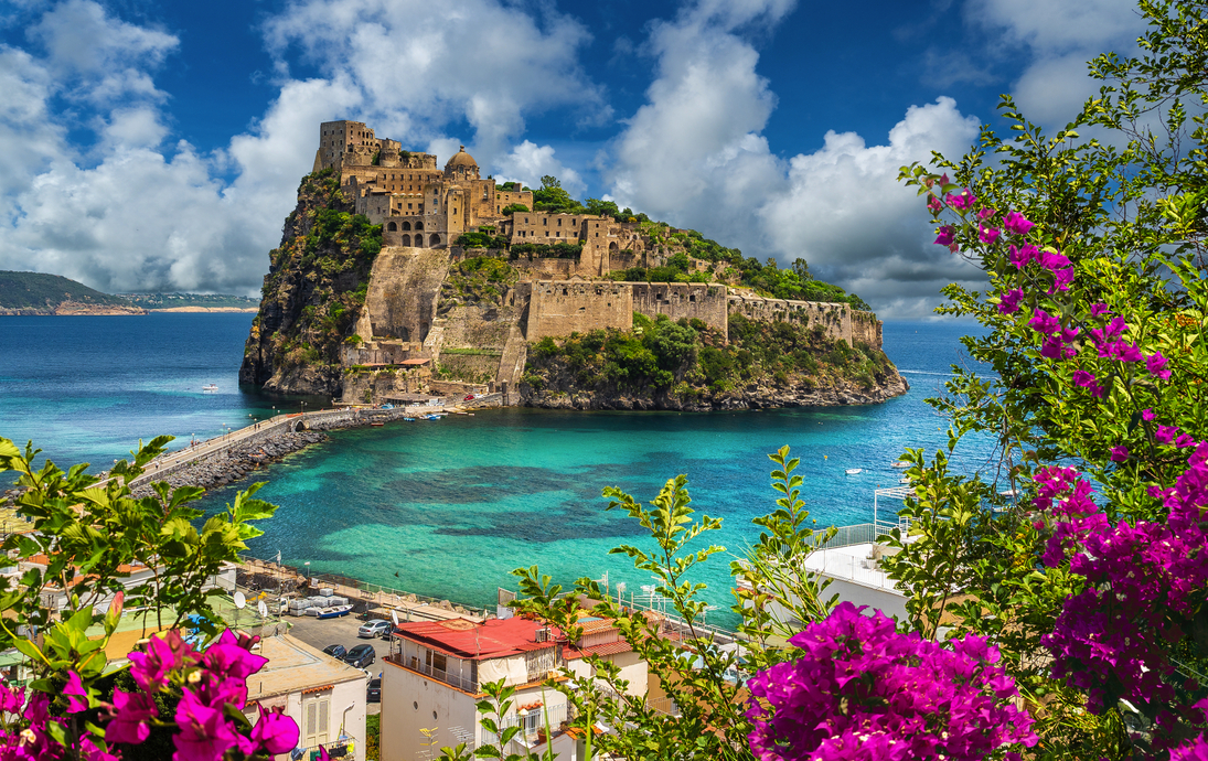 Landschaft mit Castello Aragonese auf der Insel Ischia