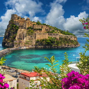 Landschaft mit Castello Aragonese auf der Insel Ischia - © Balate Dorin - stock.adobe.com