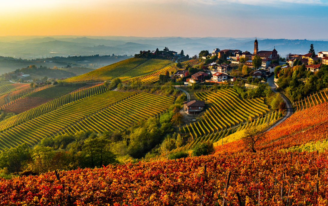 italienisches Dorf aus der Region Langhe im Piemont, Italien
