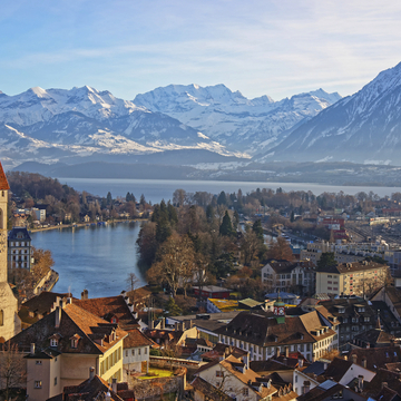 Panorama von Thun und dem Thunersee in der Schweiz