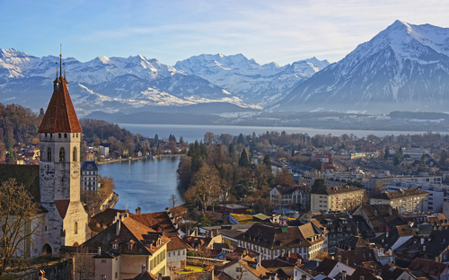 Panorama von Thun und dem Thunersee in der Schweiz