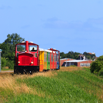 Inselbahn auf Langeoog - ©fotonal.de - stock.adobe.com