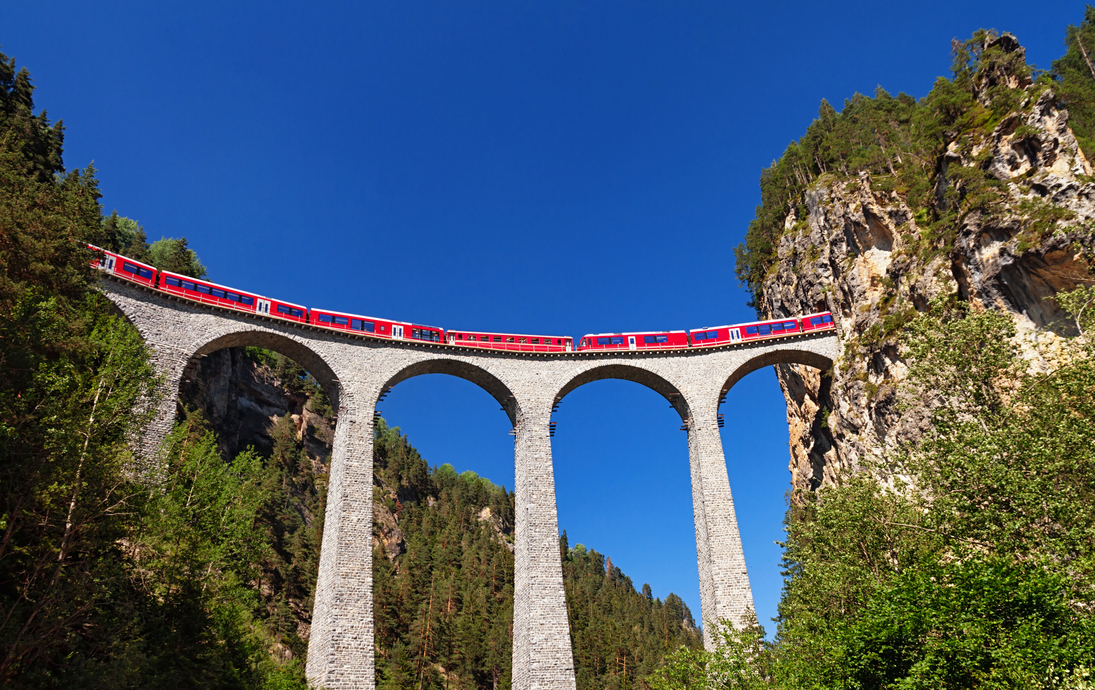 Zugüberquerung des Landwasserviadukts in Graubünden, Schweiz
