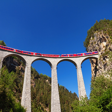 Zugüberquerung des Landwasserviadukts in Graubünden, Schweiz - ©irakite - stock.adobe.com