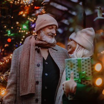 Seniorenpaar beim Weihnachtsshopping - © Halfpoint - stock.adobe.com