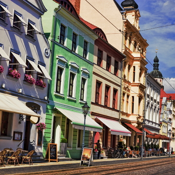 sanierte Häuserzeile in Cottbus - © ArTo - stock.adobe.com