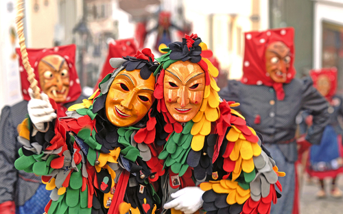 Hexen und Hansele bei der Offenburger Fastnacht im Schwarzwald, Deutschland