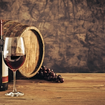 Traditionelle Weinbereitung und Weinprobe - © stokkete - stock.adobe.com