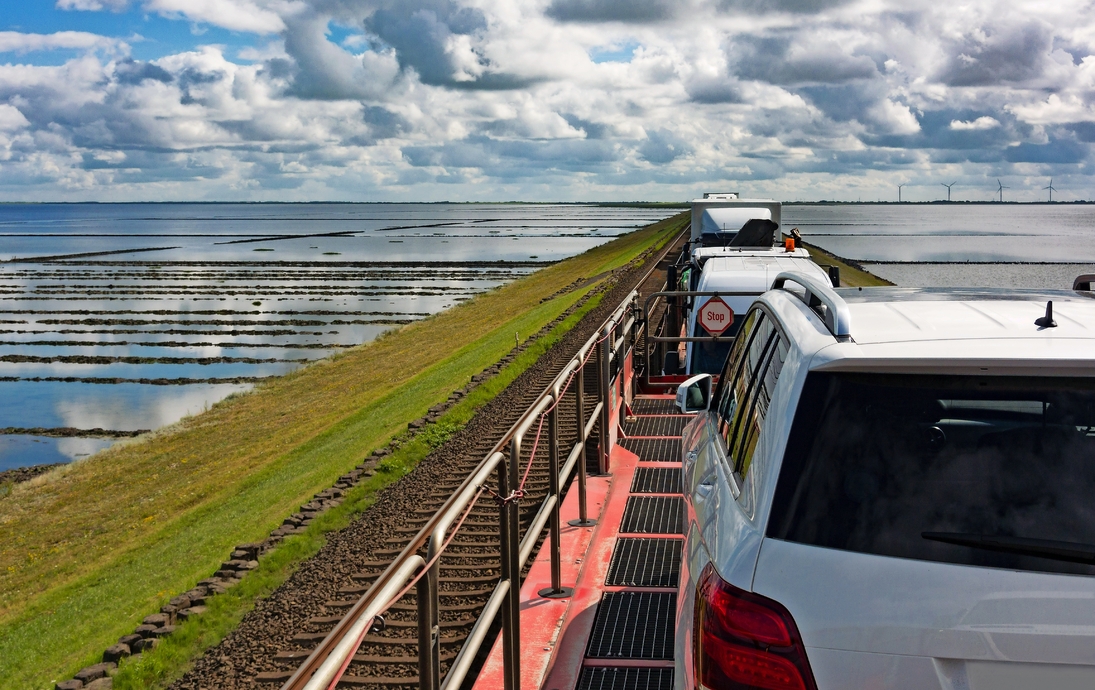 Autozug auf dem Hindenburgdamm Richtung Sylt