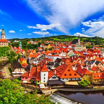 Schöne panoramische Marksteinansicht zur Kirche und zum Schloss in Cesky Krumlov, Tschechische Republik. UNESCO Weltkulturerbe