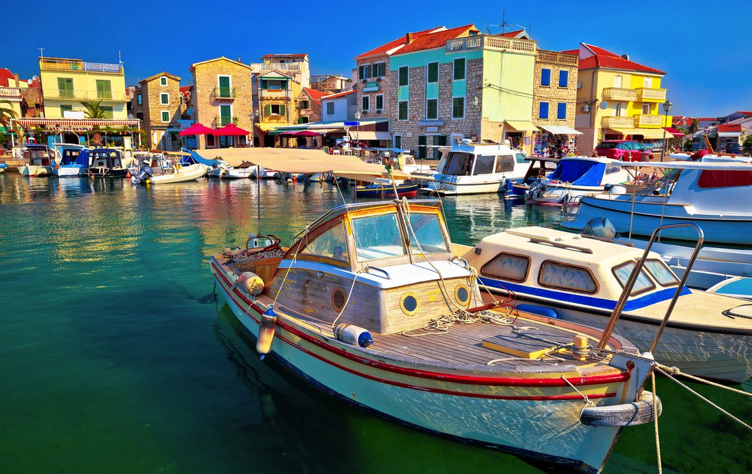 Vodice an der dalmatinischen Küste Kroatiens