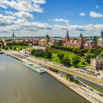 Stettin – die Chrobry-Uferpromenade und das Ufer der Oder. - © art08 - stock.adobe.com